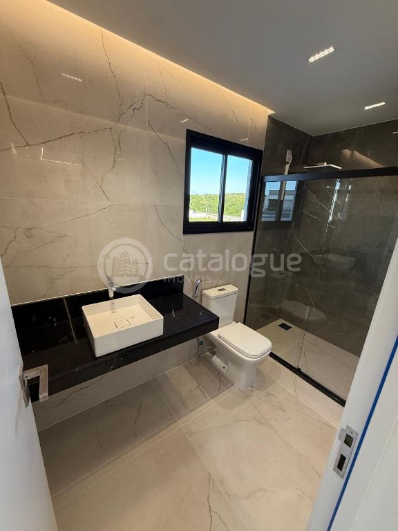 Casa Luxuosa com 5 Suítes em Parnamirim - Oportunidade Única!