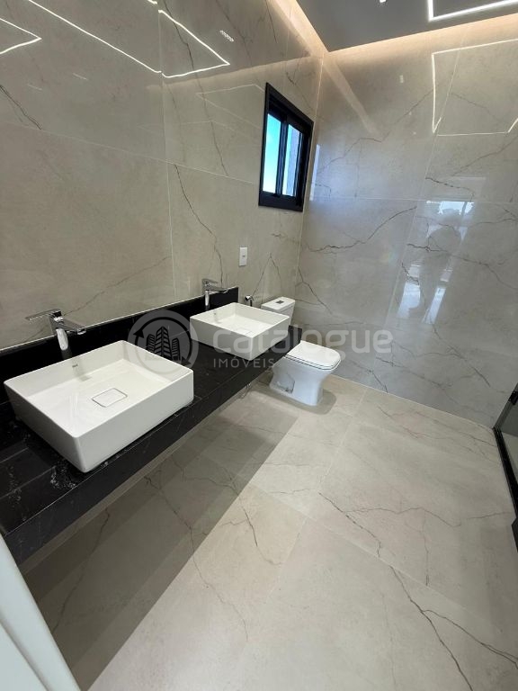 Casa Luxuosa com 5 Suítes em Parnamirim - Oportunidade Única!