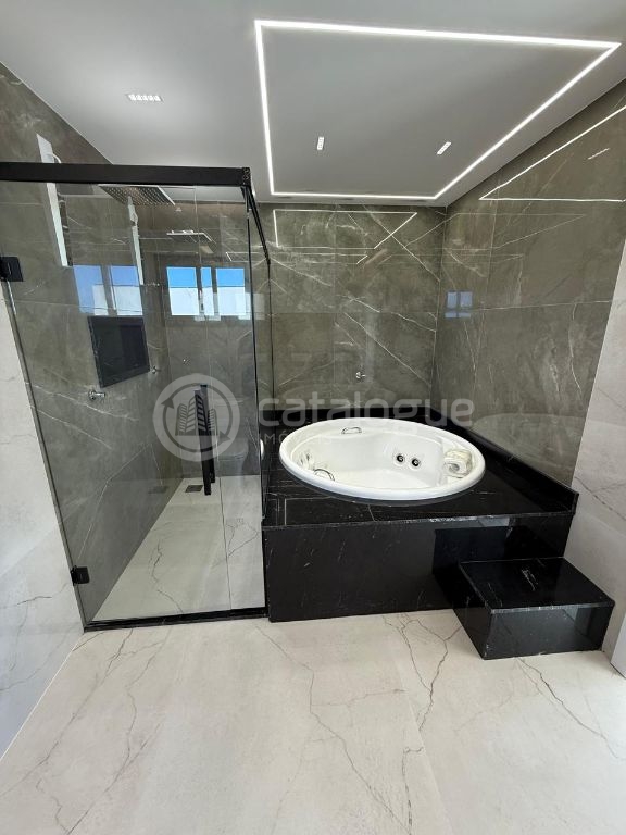 Casa Luxuosa com 5 Suítes em Parnamirim - Oportunidade Única!
