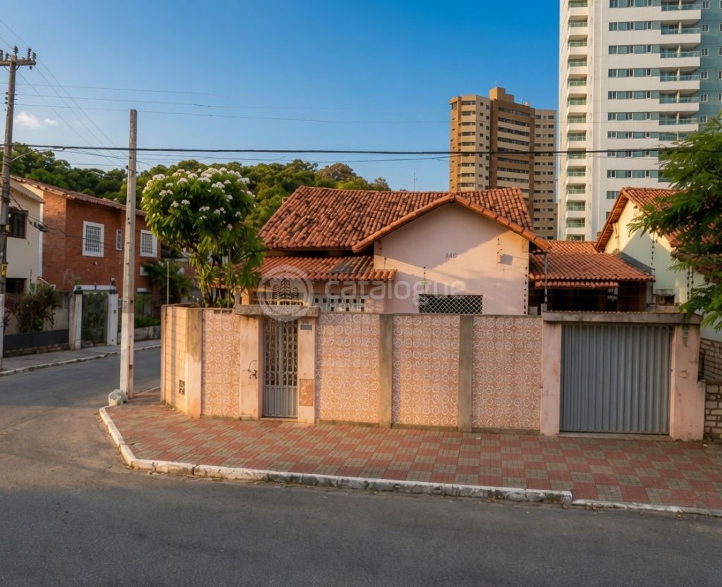 Casa de Esquina com Excelente Potencial Comercial em Petrópolis