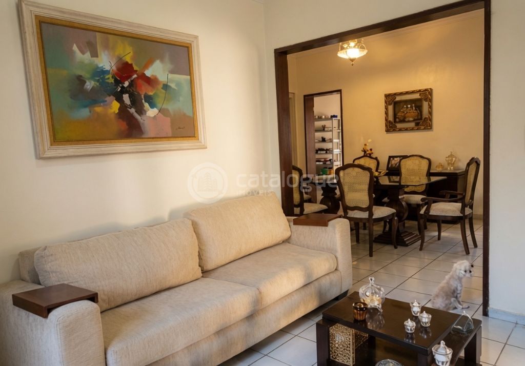 Casa de Esquina com Excelente Potencial Comercial em Petrópolis