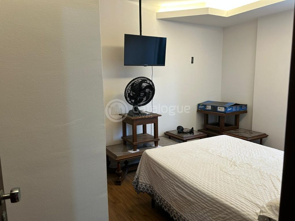 Alugo Apartamento sem mobilia de 3 quartos sendo 1 suíte, sala com varanda,