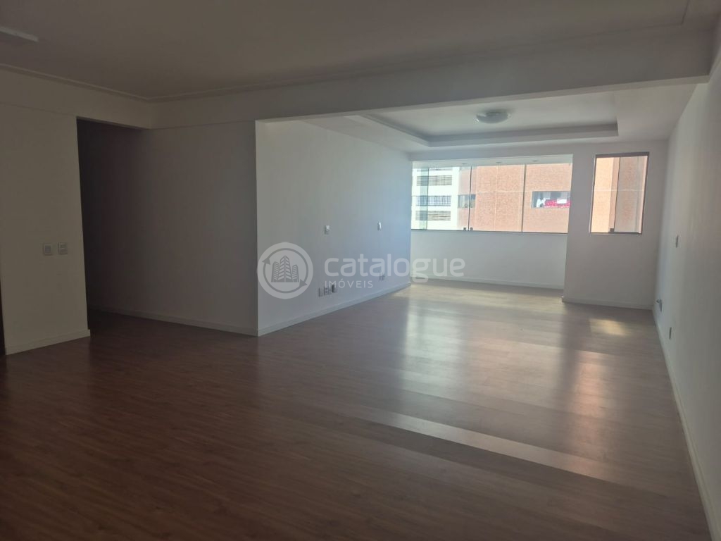 Alugo Apartamento sem mobilia de 3 quartos sendo 1 suíte, sala com varanda,