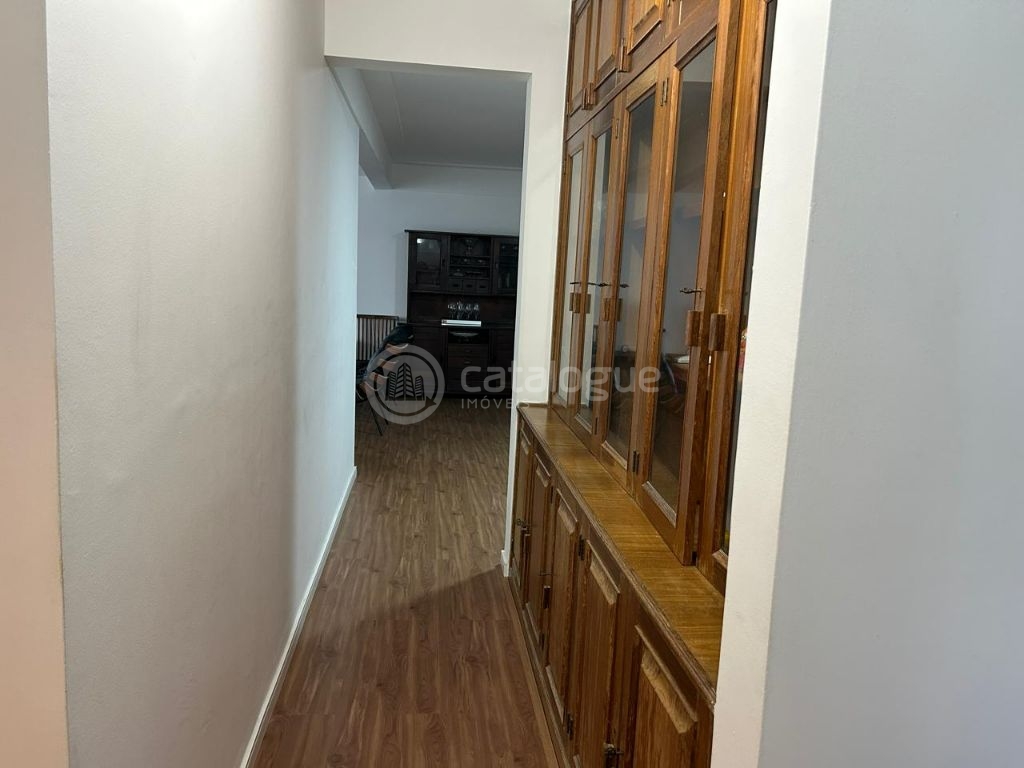 Alugo Apartamento sem mobilia de 3 quartos sendo 1 suíte, sala com varanda,