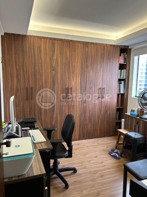 Alugo Apartamento sem mobilia de 3 quartos sendo 1 suíte, sala com varanda,