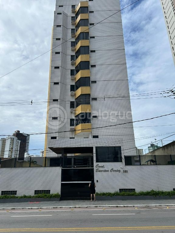 Alugo Apartamento sem mobilia de 3 quartos sendo 1 suíte, sala com varanda,