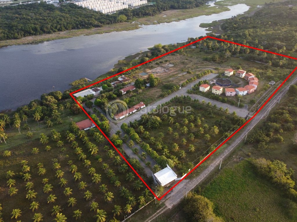 Área exclusiva com 10,5 hectares - Com Resort - Às Margens da Lagoa