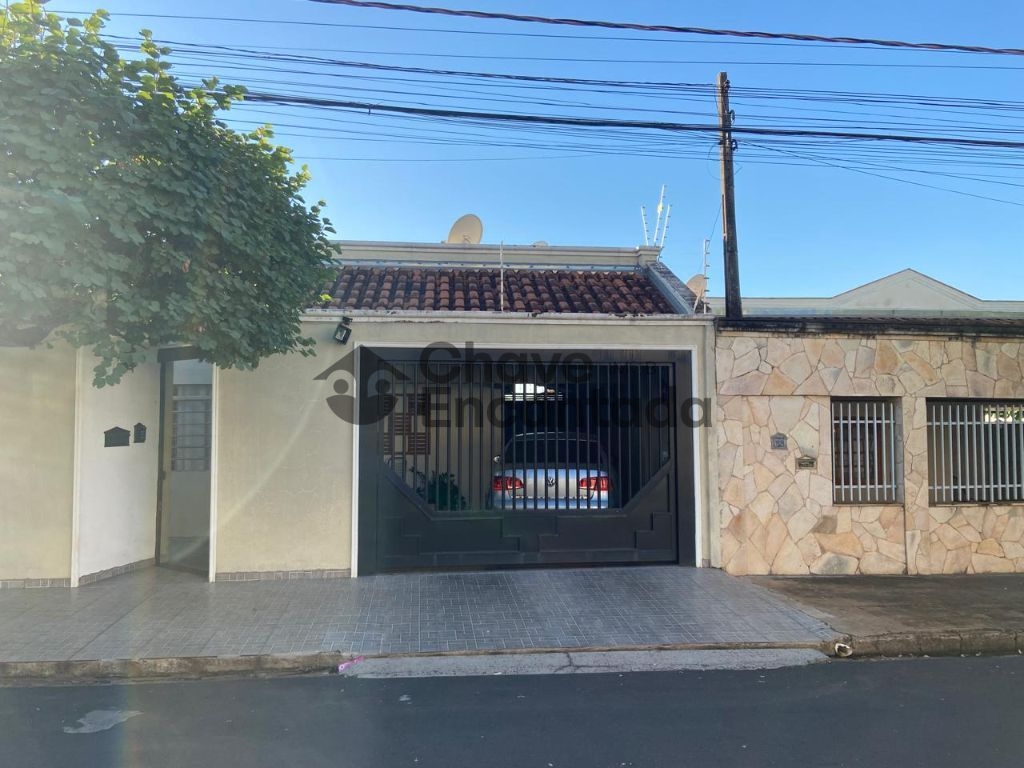 Casa no centro com quintal amplo e varanda coberta
