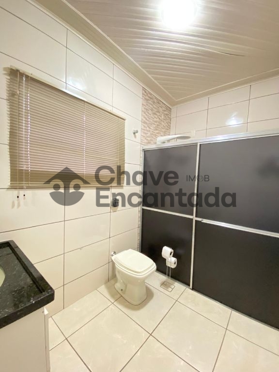 Casa no centro com quintal amplo e varanda coberta