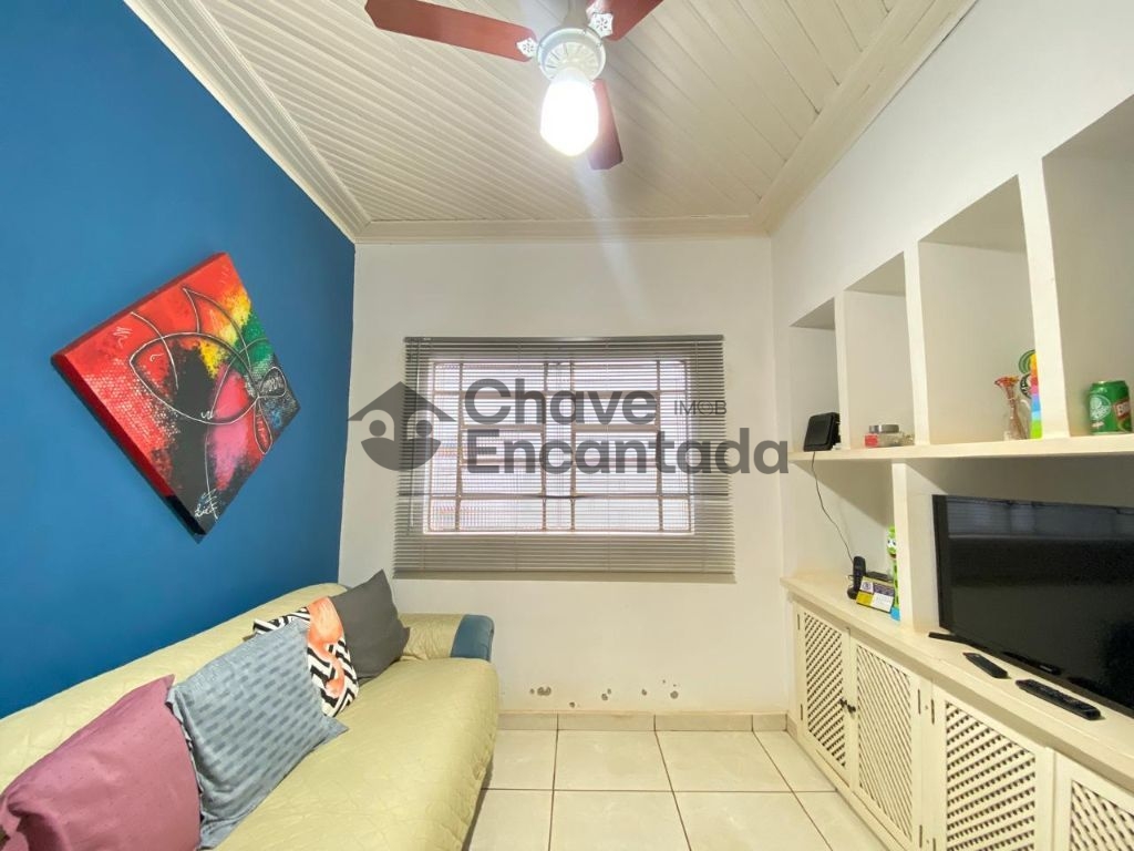 Casa no centro com quintal amplo e varanda coberta