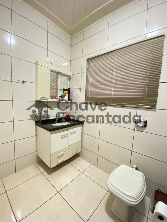 Casa no centro com quintal amplo e varanda coberta