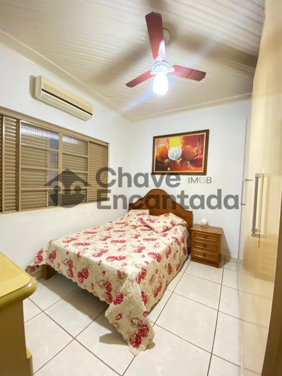 Casa no centro com quintal amplo e varanda coberta