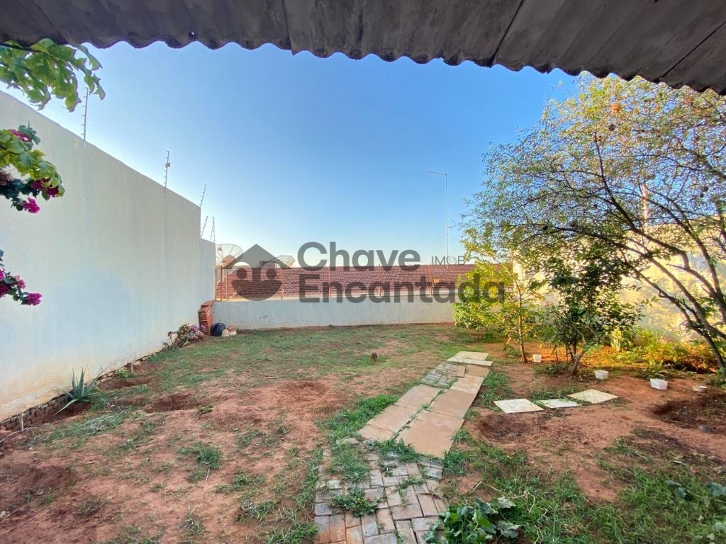 Casa no centro com quintal amplo e varanda coberta - foto 18