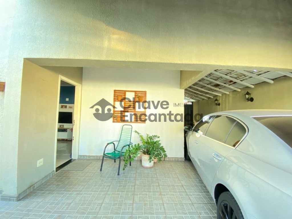 Casa no centro com quintal amplo e varanda coberta