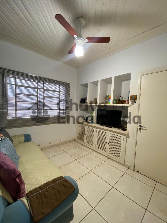 Casa no centro com quintal amplo e varanda coberta