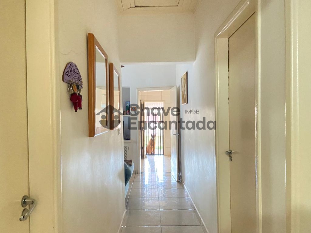 Casa no centro com quintal amplo e varanda coberta