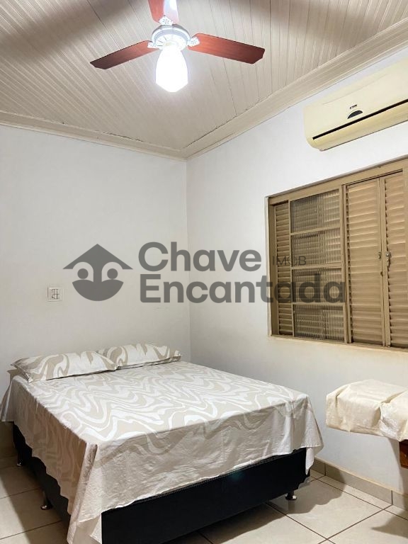 Casa no centro com quintal amplo e varanda coberta