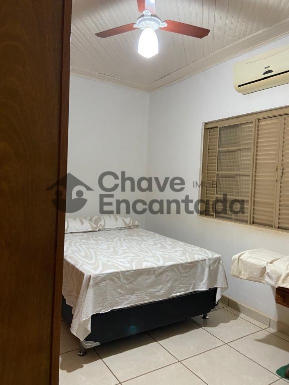 Casa no centro com quintal amplo e varanda coberta