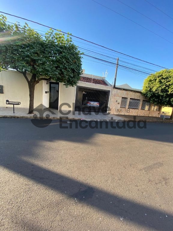 Casa no centro com quintal amplo e varanda coberta