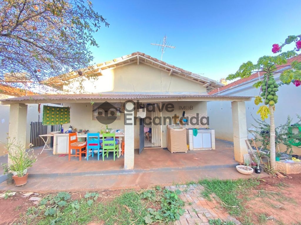 Casa no centro com quintal amplo e varanda coberta - foto 17