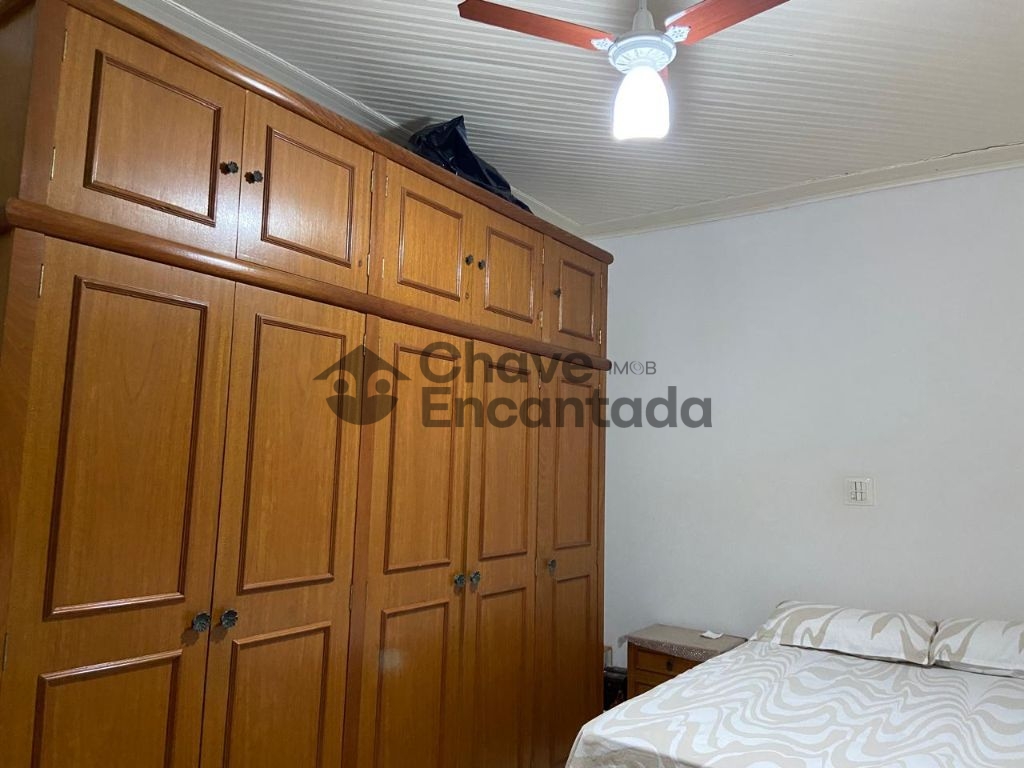 Casa no centro com quintal amplo e varanda coberta