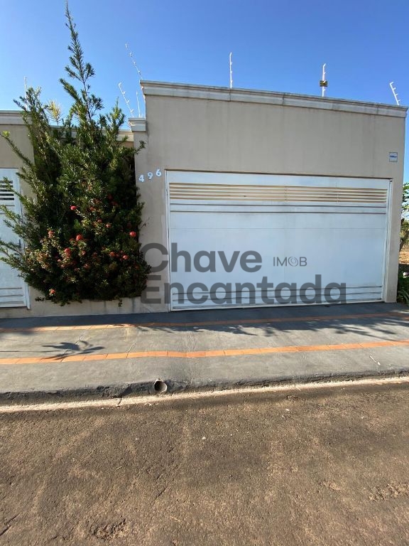 Casa com entrada paisagistica e area de lazer completa.