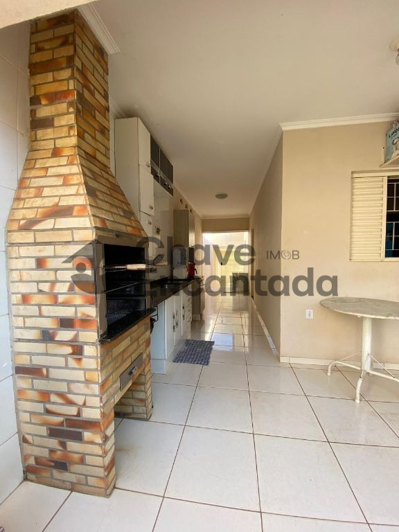 Casa com entrada paisagistica e area de lazer completa.