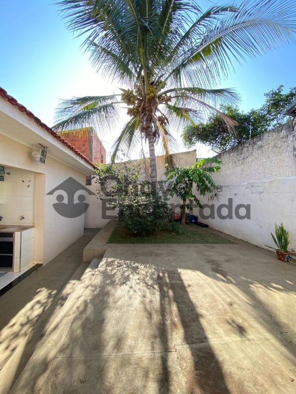 Casa com entrada paisagistica e area de lazer completa.