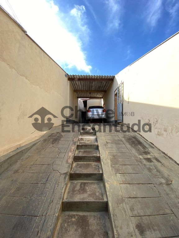Casa grande com piscina e sustentabilidade.