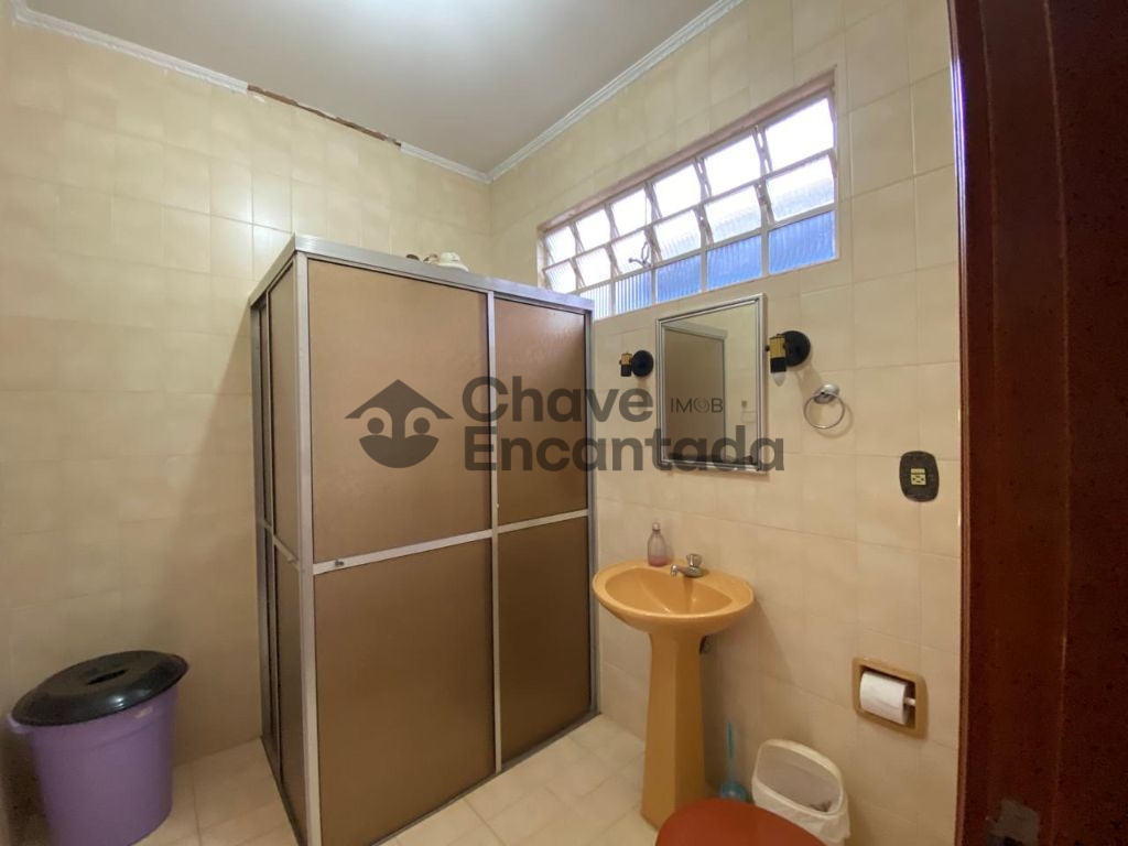 Casa grande com piscina e sustentabilidade.