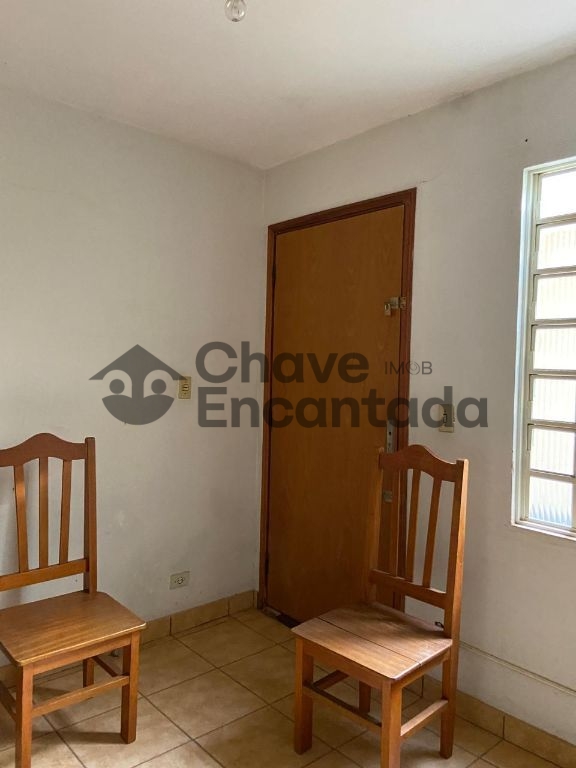 Casa grande com piscina e sustentabilidade.