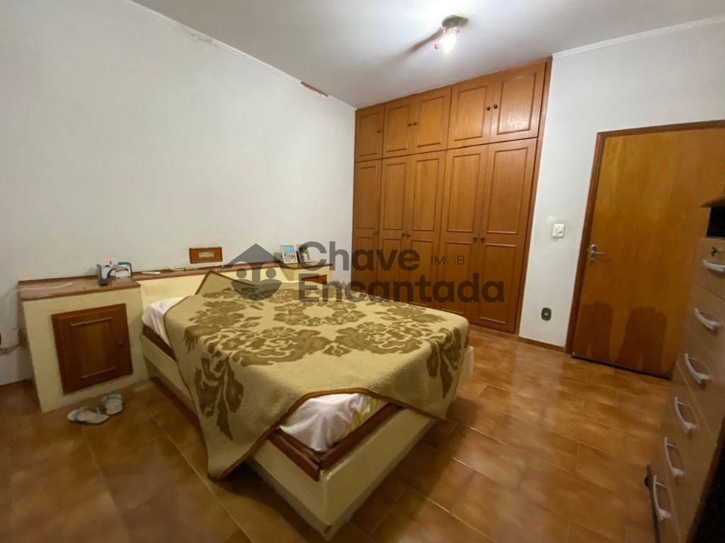 Casa grande com piscina e sustentabilidade.