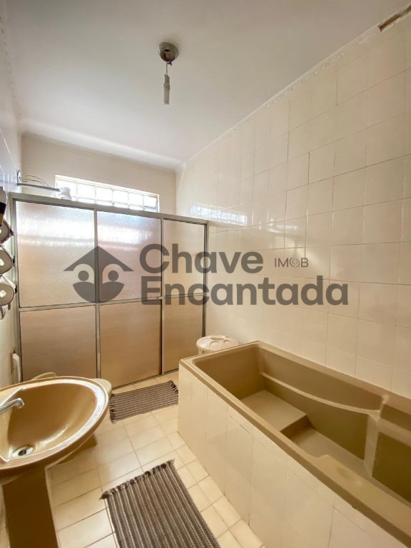 Casa grande com piscina e sustentabilidade.