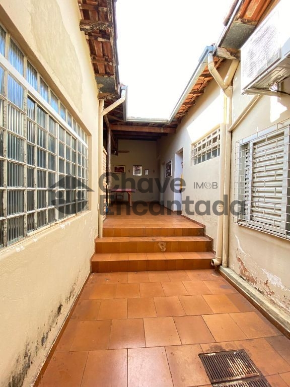 Casa grande com piscina e sustentabilidade.