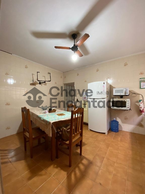 Casa grande com piscina e sustentabilidade.