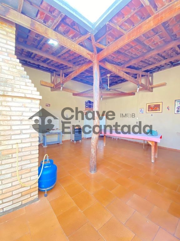 Casa grande com piscina e sustentabilidade.