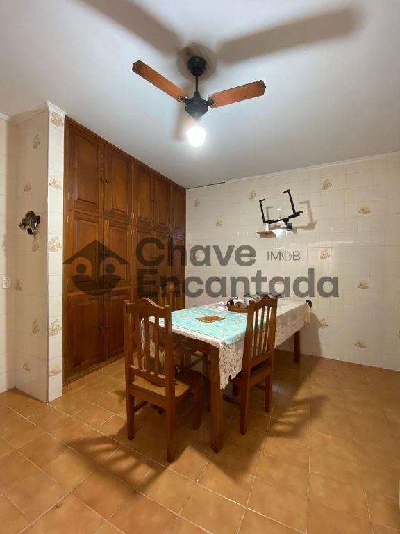 Casa grande com piscina e sustentabilidade.
