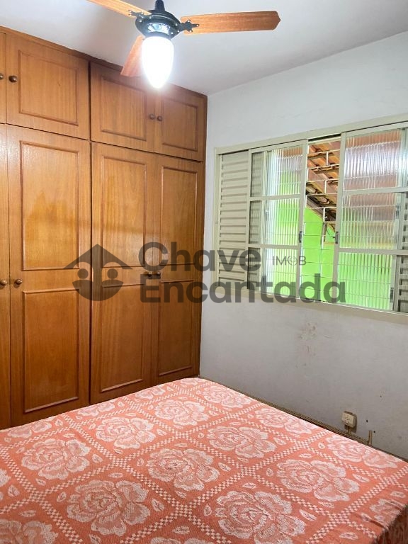 Casa grande com piscina e sustentabilidade.