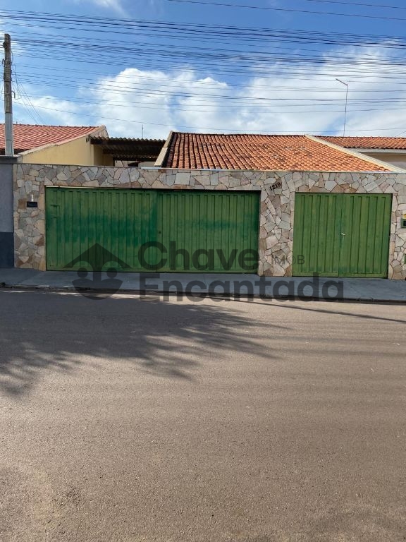 Casa grande com piscina e sustentabilidade.