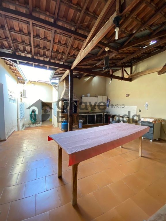 Casa grande com piscina e sustentabilidade.