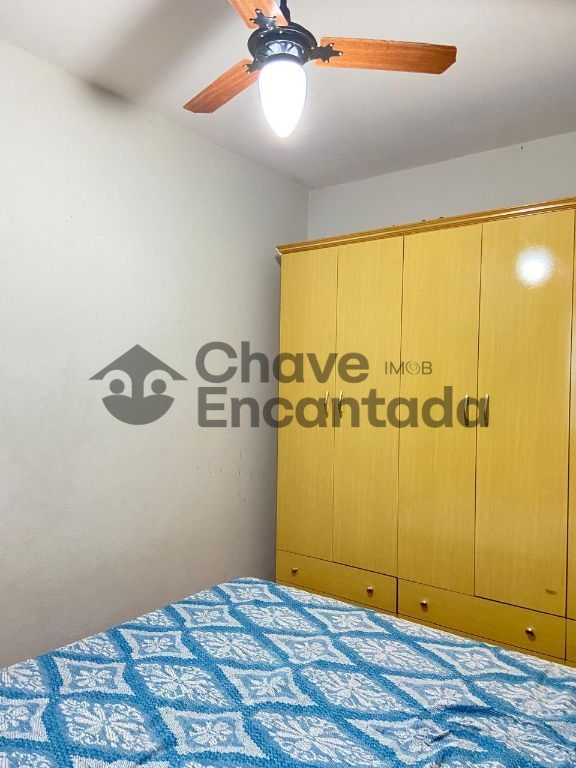 Casa grande com piscina e sustentabilidade.