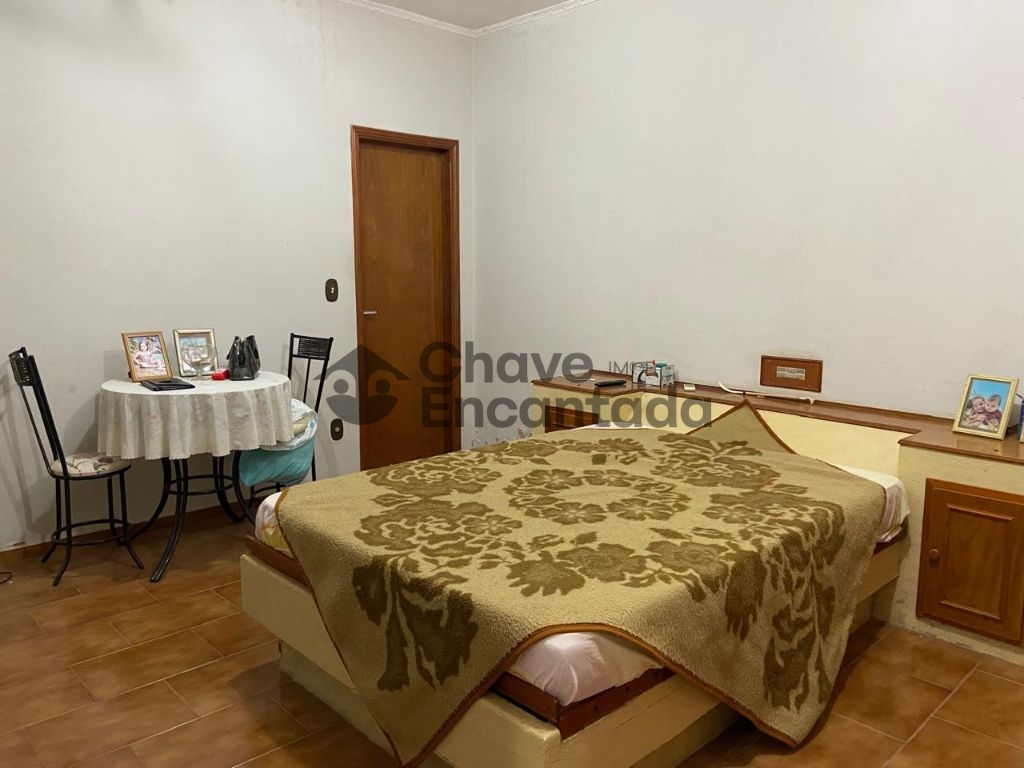 Casa grande com piscina e sustentabilidade.
