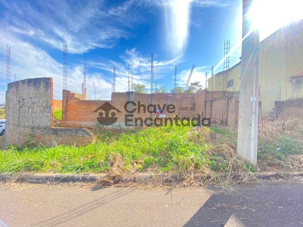 Terreno com construcao iniciada e projeto aprovado.