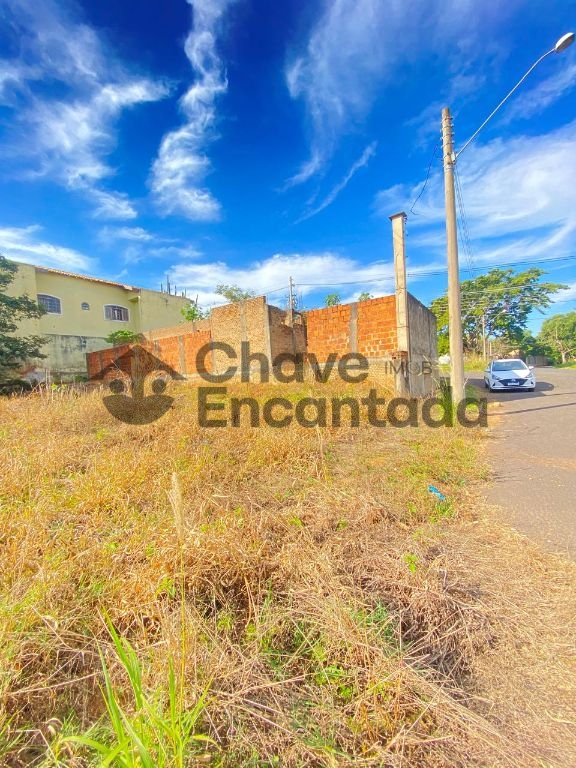 Terreno com construcao iniciada e projeto aprovado.