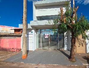 Barracão comercial seminovo com porta de vidro e mezanino localizado em rua comercial do Bairro Colinas em Birigui-SP - Dupla Imóveis