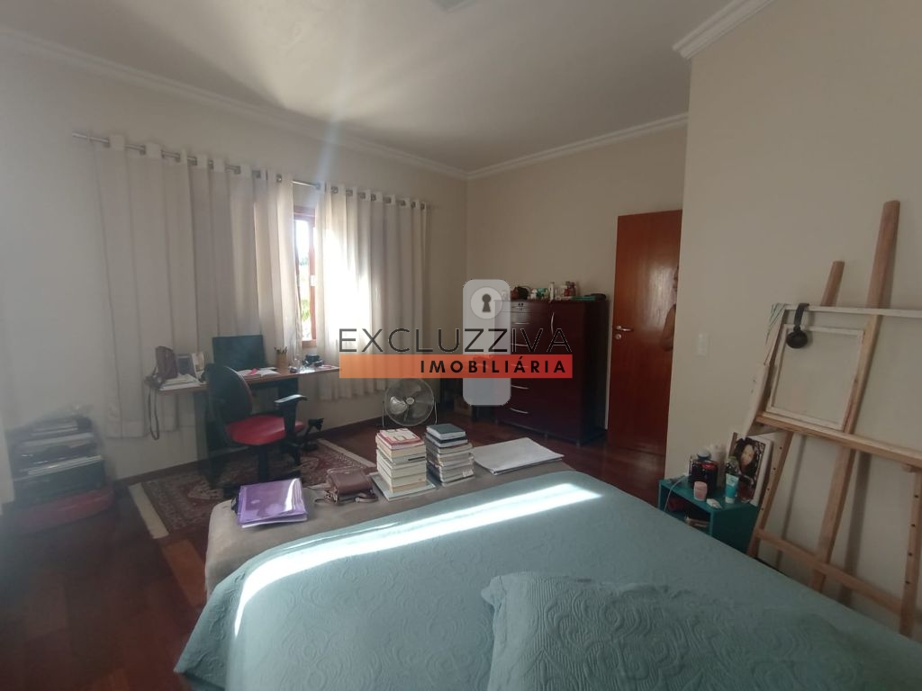 Casa à venda no Jardim Palmeiras, Caçapava - Espaçoso sobrado com 4 dormitórios e 5 vagas de garagem!