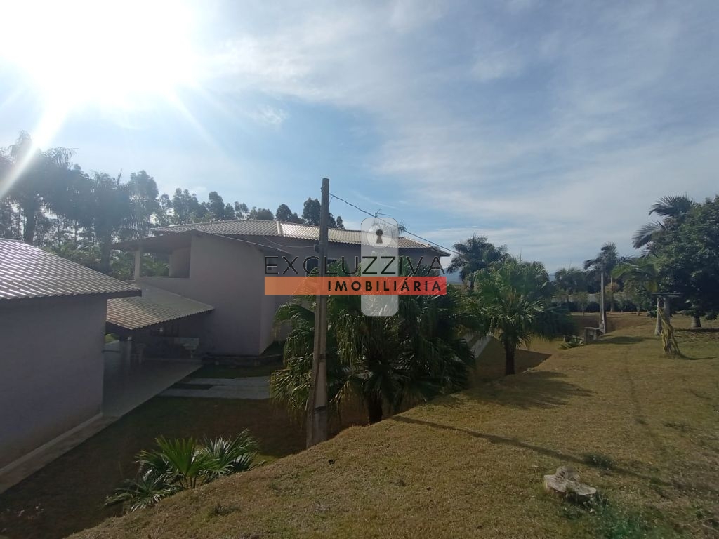 Casa à venda no Jardim Palmeiras, Caçapava - Espaçoso sobrado com 4 dormitórios e 5 vagas de garagem!