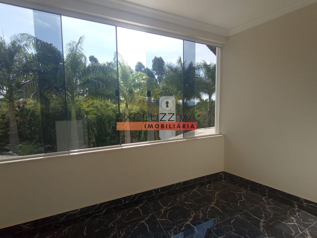 Casa à venda no Jardim Palmeiras, Caçapava - Espaçoso sobrado com 4 dormitórios e 5 vagas de garagem!