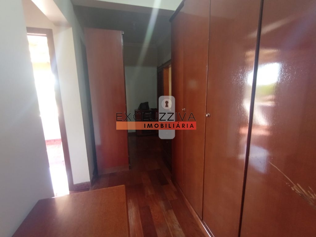 Casa à venda no Jardim Palmeiras, Caçapava - Espaçoso sobrado com 4 dormitórios e 5 vagas de garagem!