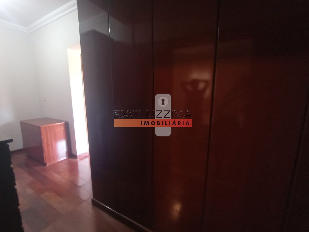 Casa à venda no Jardim Palmeiras, Caçapava - Espaçoso sobrado com 4 dormitórios e 5 vagas de garagem!